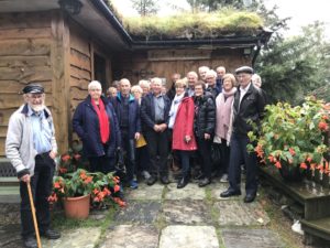 Seniornett Gloppen på 2 Dagmars tur til Ytre Sogn. Her ved Massnesw Villmarkmuseum