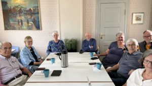 Personer rundt et bord