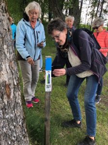 To kvinner i naturen