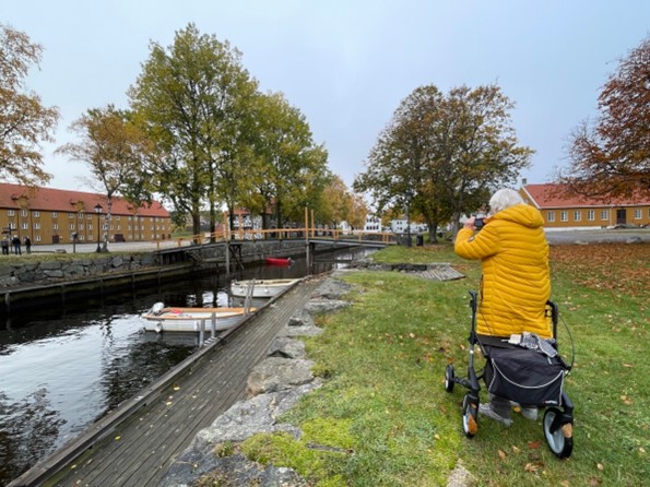På tur med fotogruppa Seniornett, Liv Drangsholt