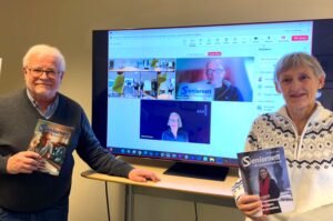 Siri Kessel og Tore står ved siden av storskjerm, hvor Gunnar og Elisabeth vises