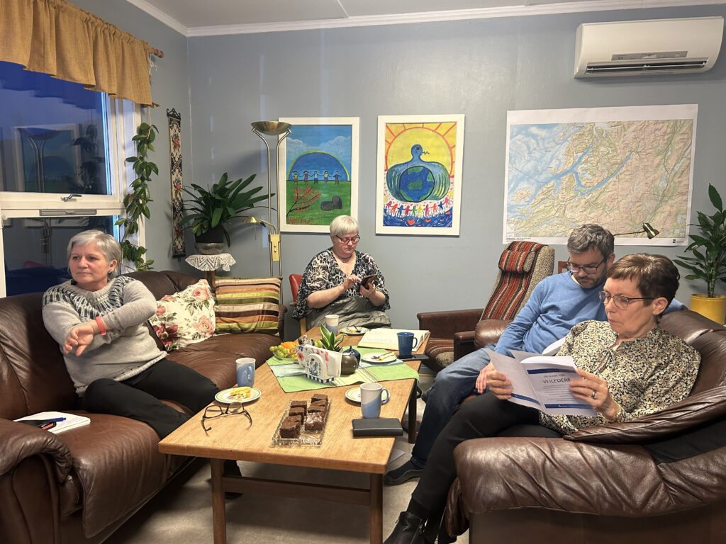 Mennesker sitter i en sofa