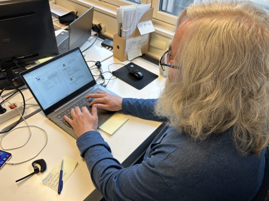 Person sitter foran en PC