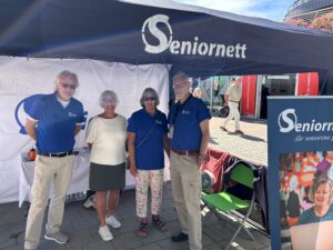 Fire medlemmer i Seniornett på stand i Arendal