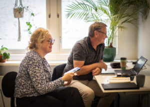 Anna Vågsland og Jan Fredrik Gunvaldsen sitter ve den pult