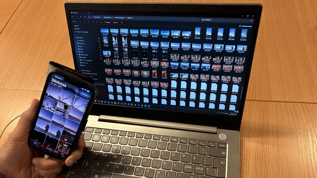 Bilde av mobiltelefon og PC